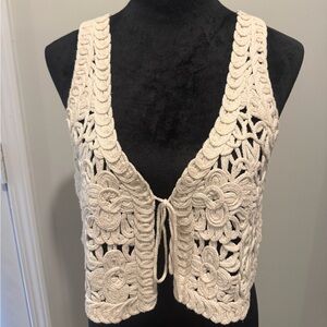 ✨ Altar’d State Size SM Floral Crochet Macramé Vest ✨